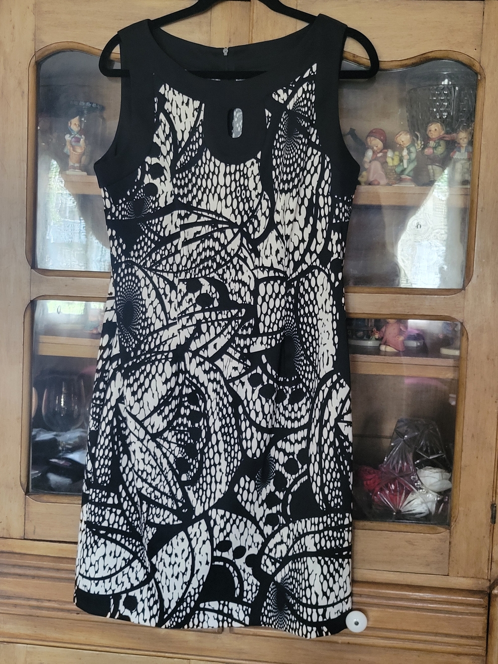 connected apparel Black & White Sleeveless Patterned Shift Dress